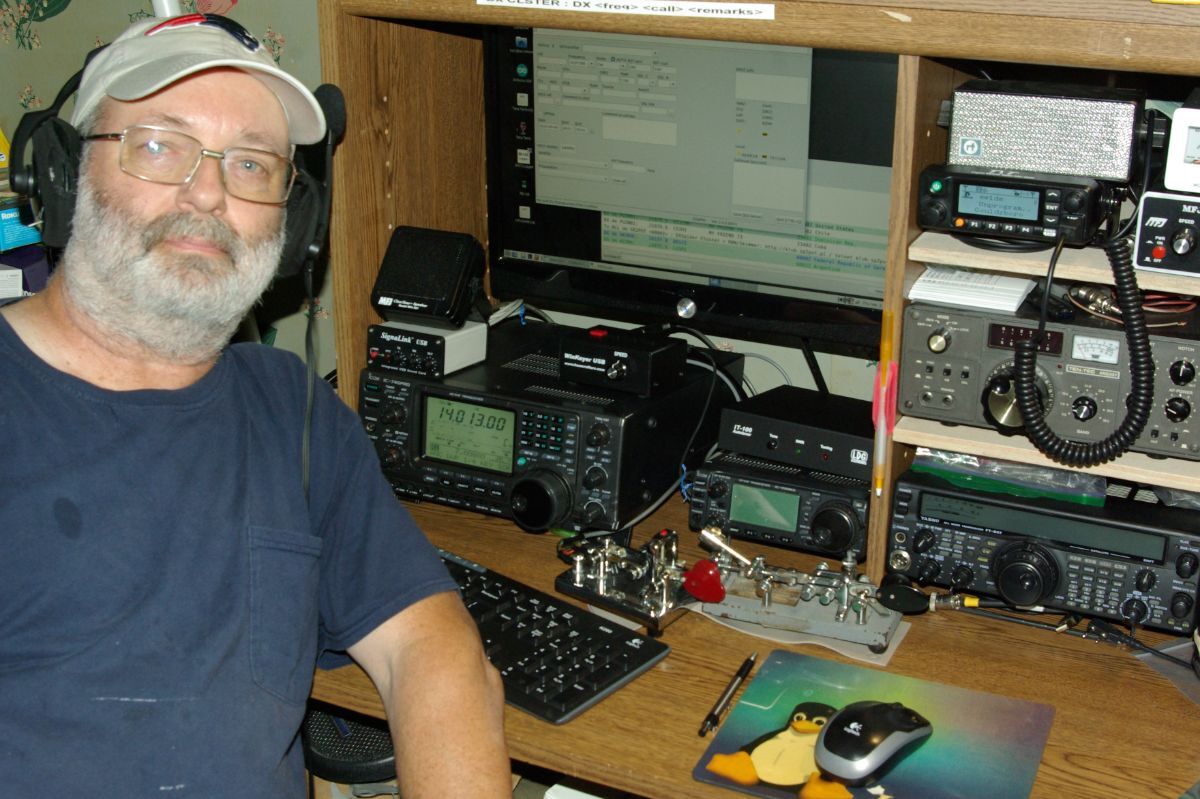 Ham radio operators let their fingers do the talking Arts and Living mdislander photo pic