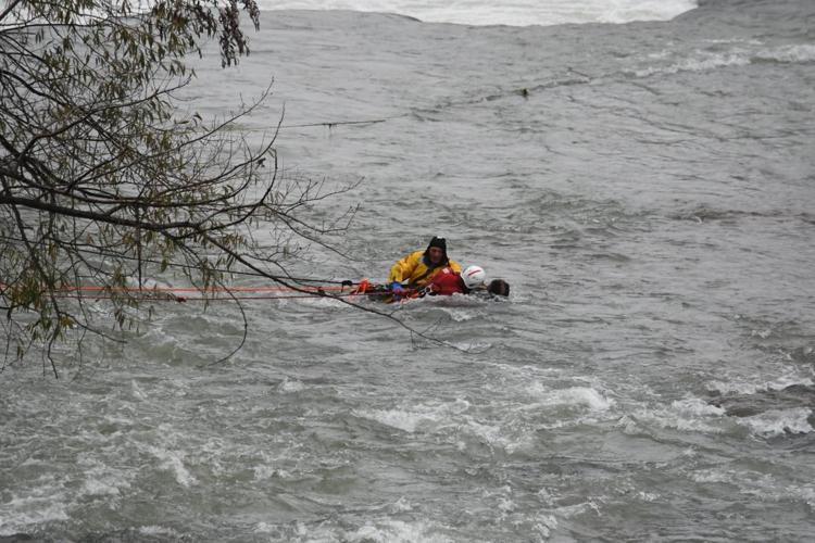 Daring Rescue Saves Man From Plunging Over Niagara Falls Don T Miss This Meadvilletribune Com