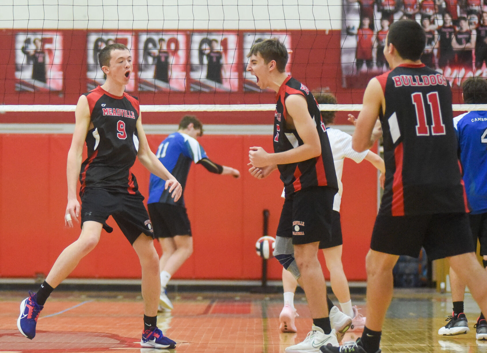 Bulldogs stay undefeated with sweep of Blue Devils
