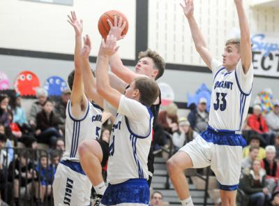 H S Boys Basketball Bulldogs Overcome First Half Mistakes Foul