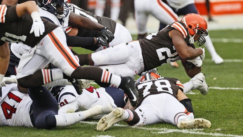 Browns running back Nick Chubb scores a 19 yard touchdown - Gold