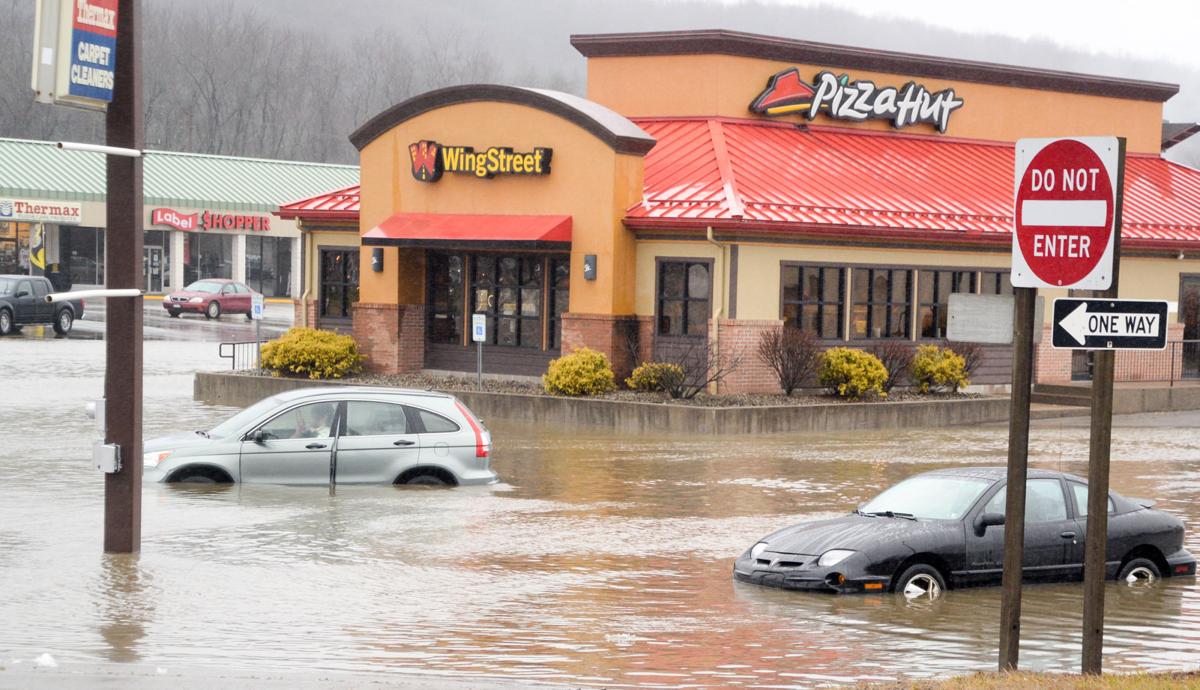 Cars stuck in high water | | meadvilletribune.com