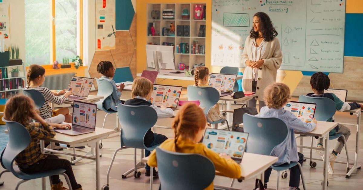 Copy In Computer Elementary School Children Learning Basic Computer Knowledge: Teacher ...
