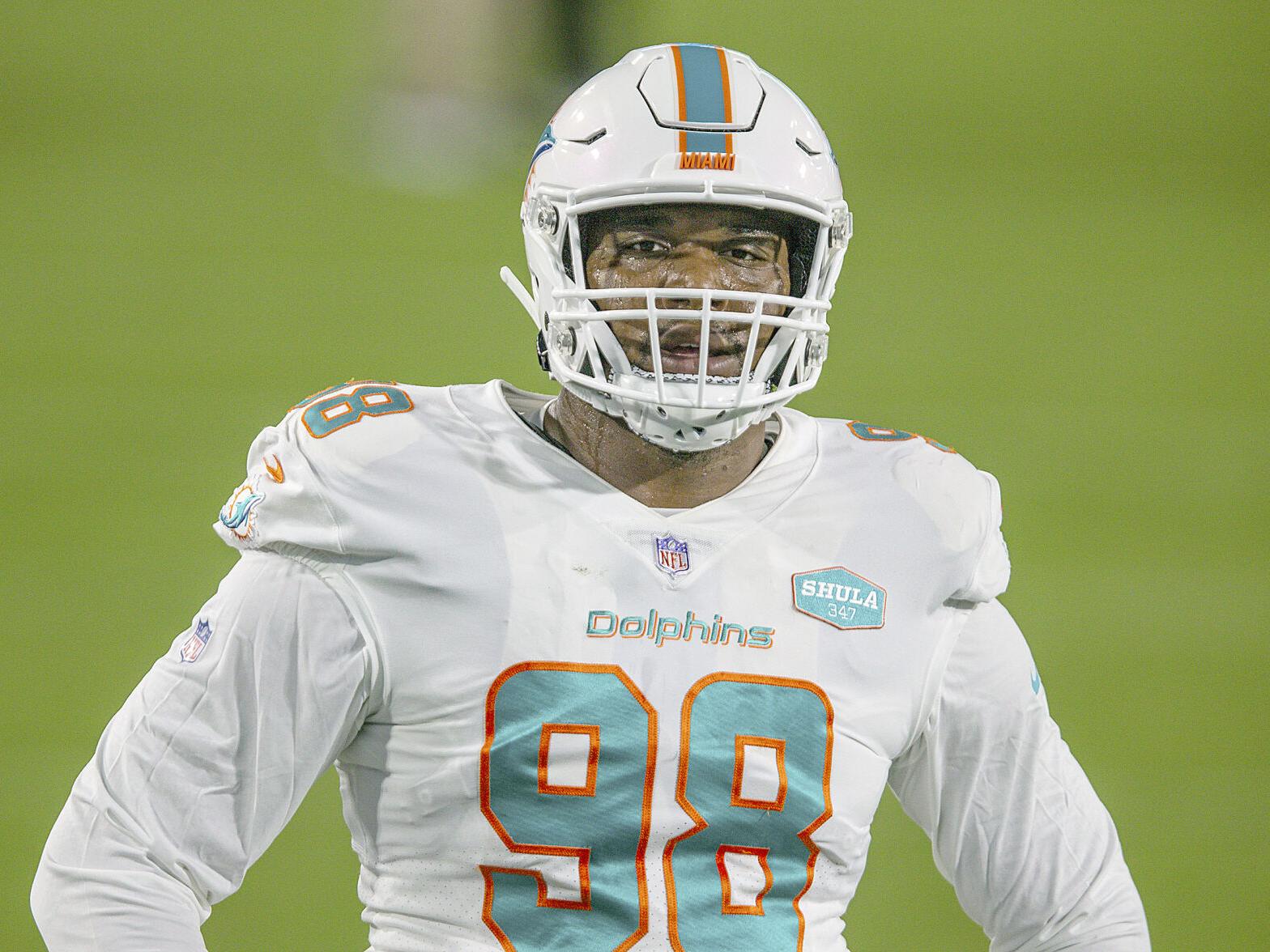 Miami Dolphins defensive tackle Raekwon Davis (98) lines up during