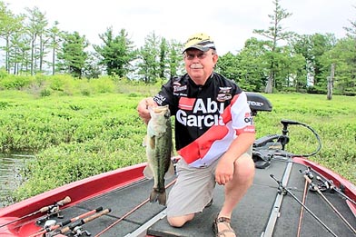 MIKE GILES: Guide Terry Bates catching bass on Lake Washington