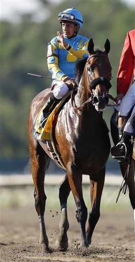 Triple Crown winning jockey Victor Espinoza waves to the crowd