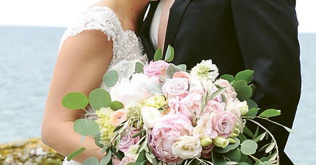 Amy Roesch-Andy Schwab | Weddings | mesabitribune.com
