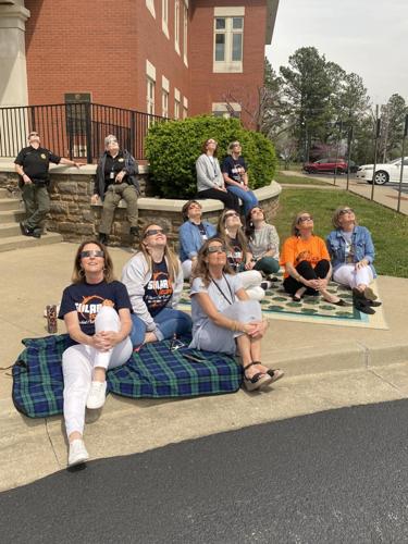Grayson County gathers to watch eclipse Grayson County messenger