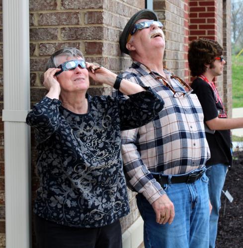 Grayson County gathers to watch eclipse Grayson County messenger