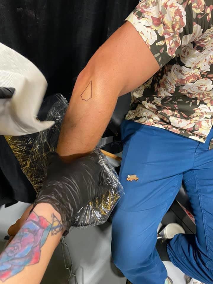 Stephen Amell Shares Heartfelt Arrow Tattoo To Remember Series