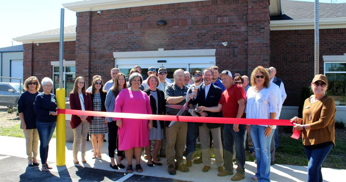 Warren RECC cuts ribbon on new office | | messenger-inquirer.com