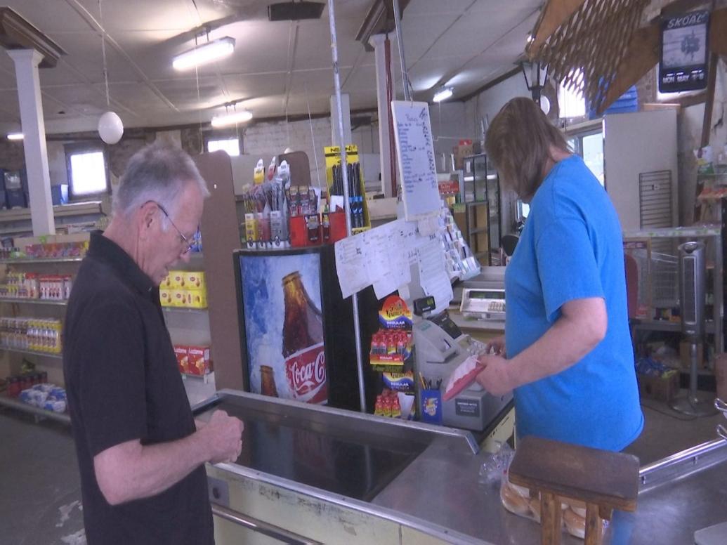 Faced with difficult economy, southern Illinois grocery store and