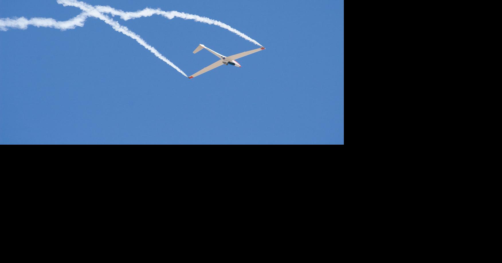 Bob Carlton and the Super Salto gliding into air show