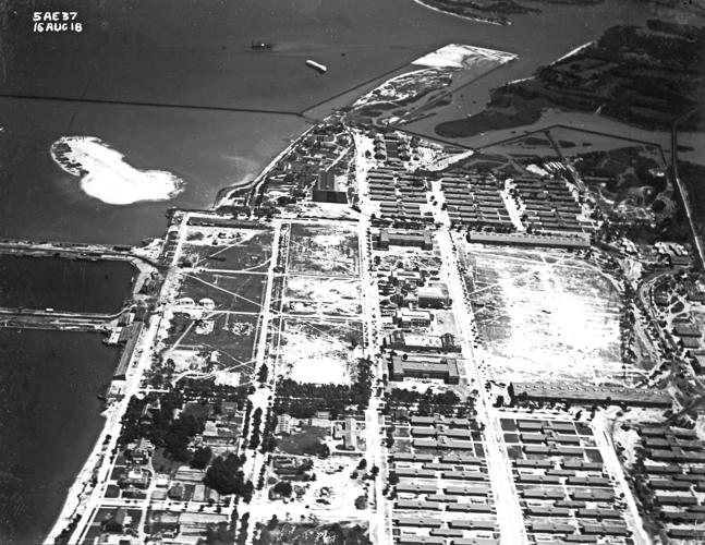 1940s 1950s U.S. NAVY FLEET TRAINING CENTER BRASS BRONZE WOOD PLAQUE  NORFOLK, VA