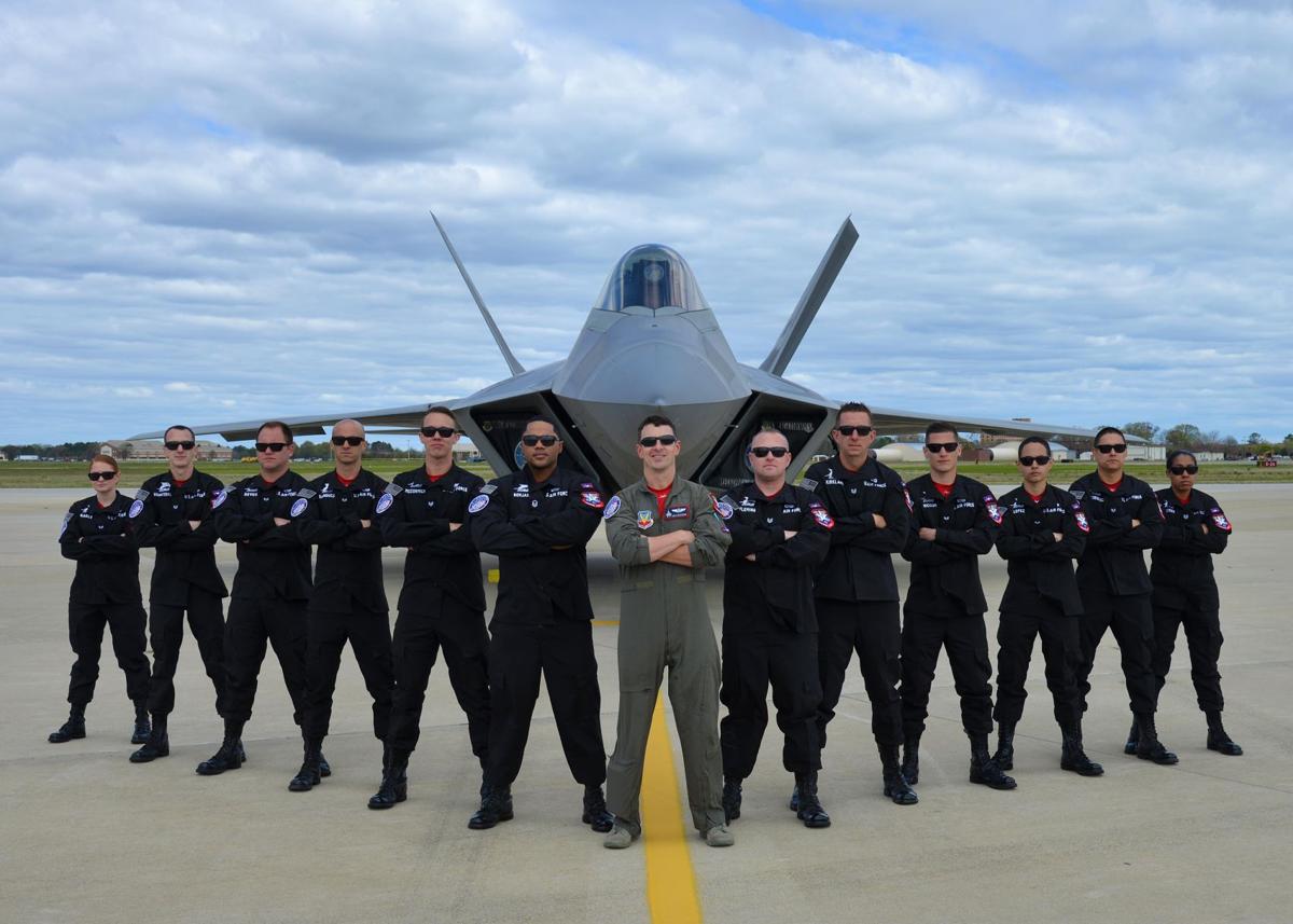 f-22-raptor-demo-team-2017-season-soars-to-an-end-air-force-news-militarynews