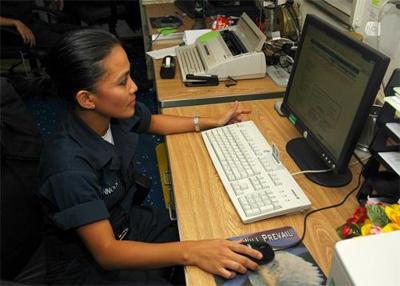 Iwo Jima Esg Sailors Take Advantage Of Navy Knowledge Online