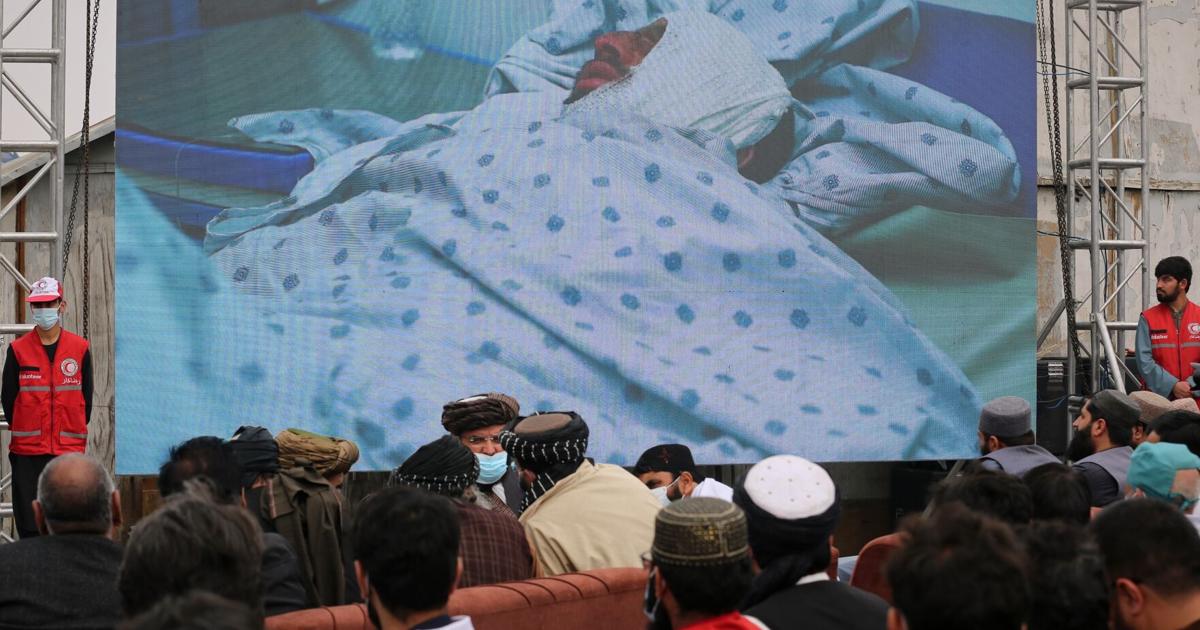 अफ़गानों ने काबुल दवा उपचार केंद्र पर हुए हवाई हमले के पीड़ितों के लिए दूसरा सामूहिक अंतिम संस्कार किया