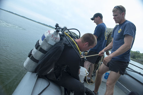 File:U.S. Navy Diver 1st Class Brian Mouton, assigned to Mobile Diving and  Salvage Unit Two