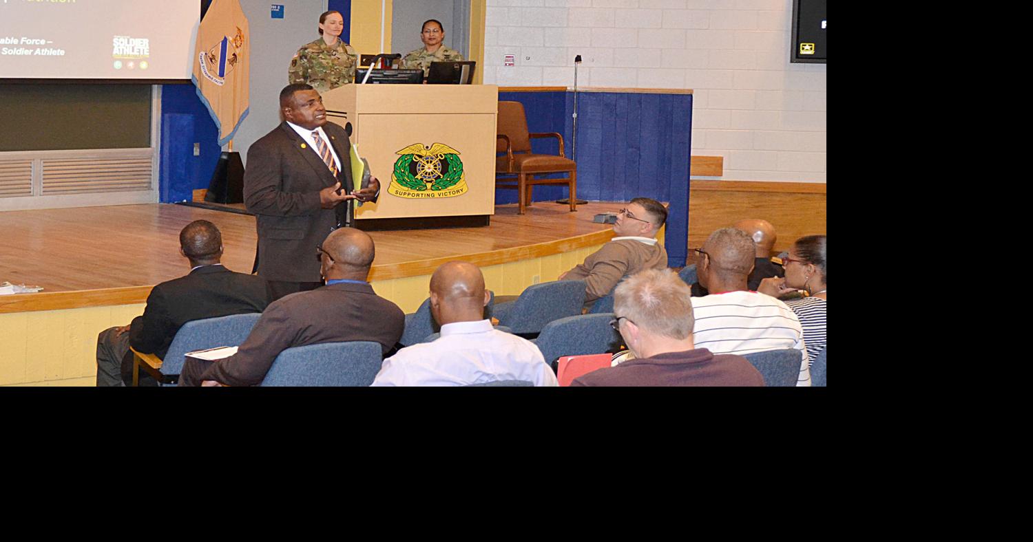 Civilians attend performance triad talk | Photos | militarynews.com