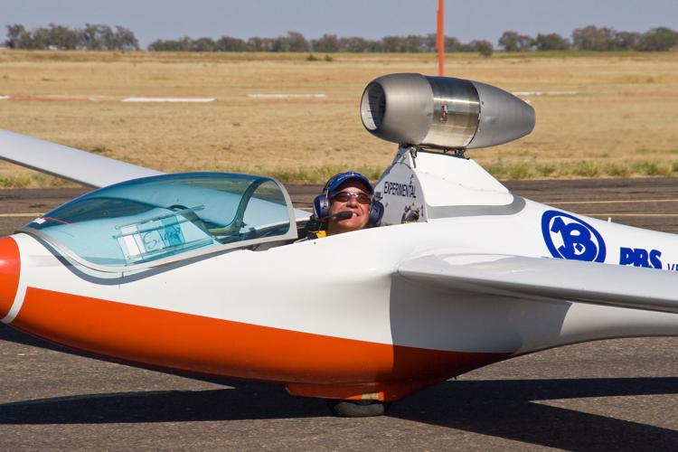 Bob Carlton and the Super Salto gliding into air show
