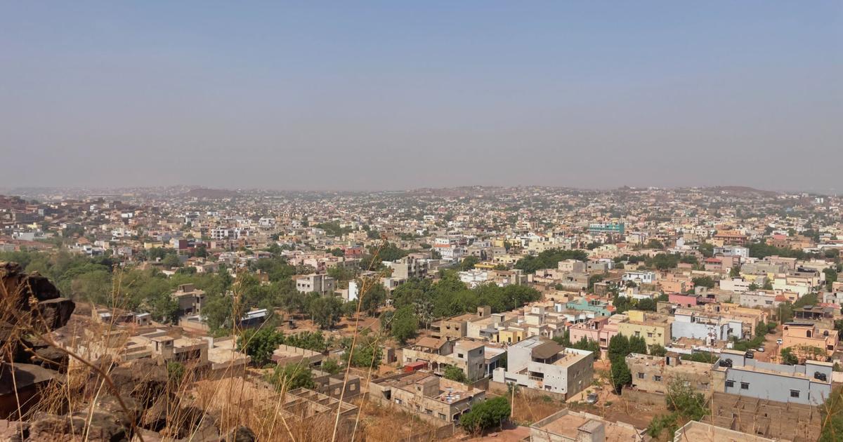 पूरे माली में गोलीबारी और विस्फोट के साथ-साथ राजधानी और अन्य शहरों को निशाना बनाया गया