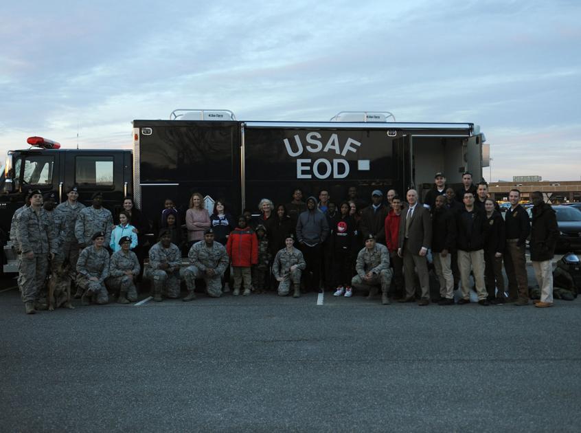 Afosi Mentors Youth Through Shop With A Cop Peninsula Warrior