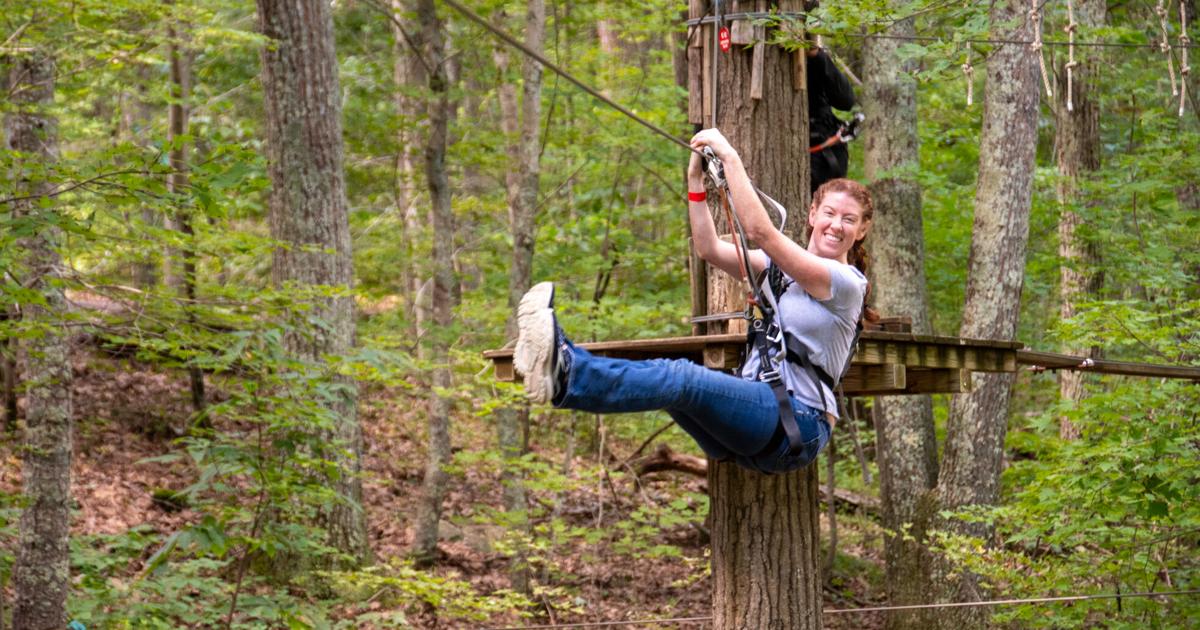 Ibu-Ibu Mendaki Gratis Hari Ibu di Taman Petualangan di Virginia Aquarium
