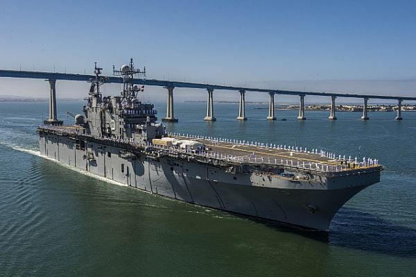 A Landing Craft Air Cushion (LCAC) vehicle, assigned to USS Bonhomme  Richard (LHD 6) and Expeditionary