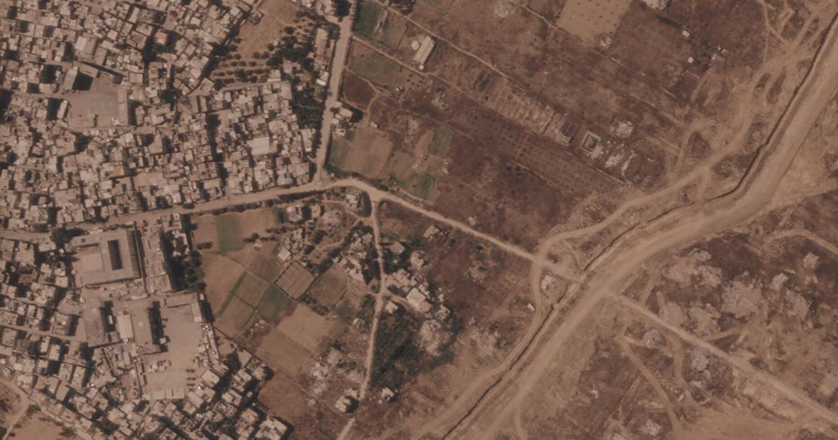Israel está construyendo una barrera de tierra de varias millas dentro de Gaza, afianzando su división.
