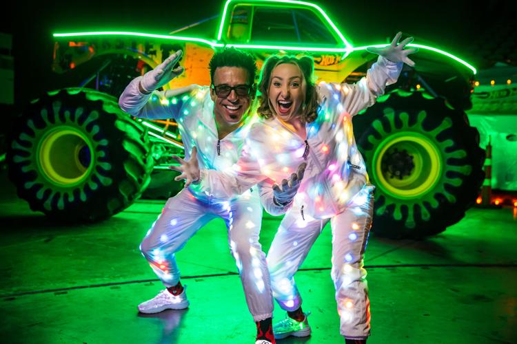 HOT WHEELS GLOW PARTY MONSTER TRUCKS LIVE*¨