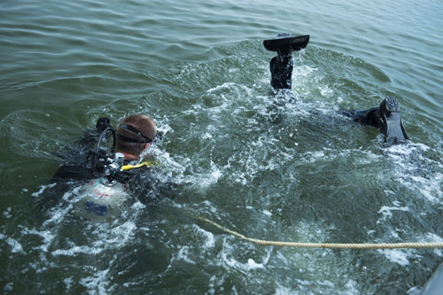 Navy divers, local deputies dive together during Ardent Sentry