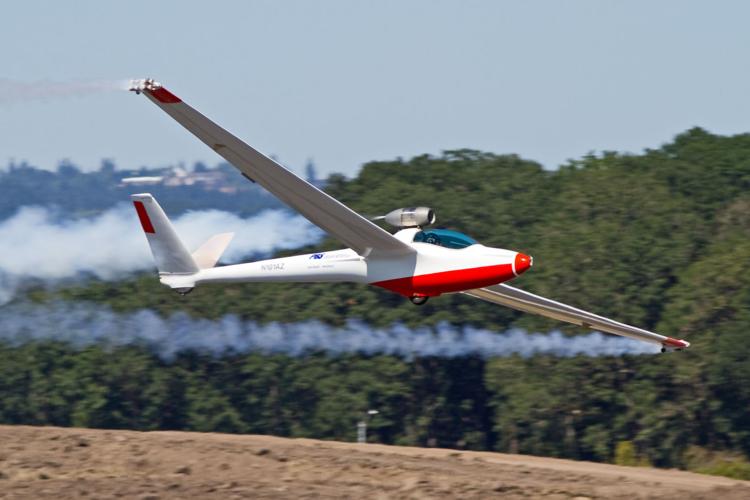 Bob Carlton and the Super Salto gliding into air show, News
