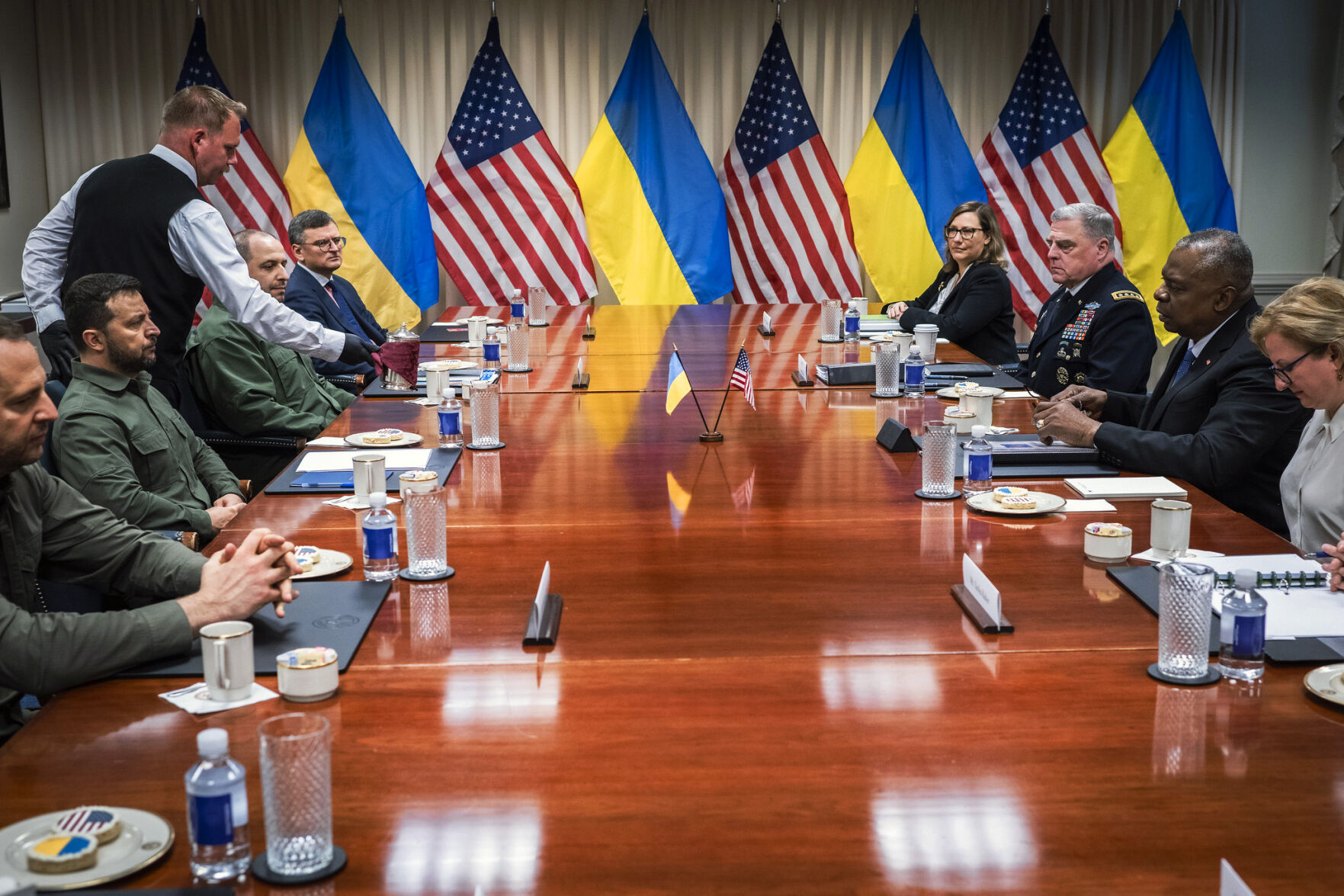 Biden Meets With Ukraine President, As U.S. Sends $325M Arms Package ...