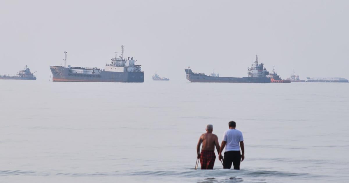 US pauses attacks on Iran for a second straight day and Tehran does too