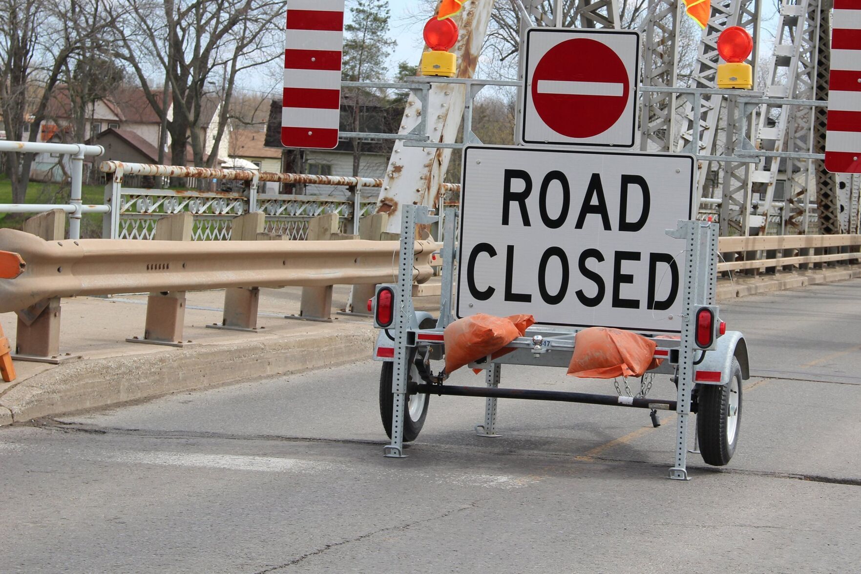 Derry Road closed at Airport Road in Mississauga for tractor