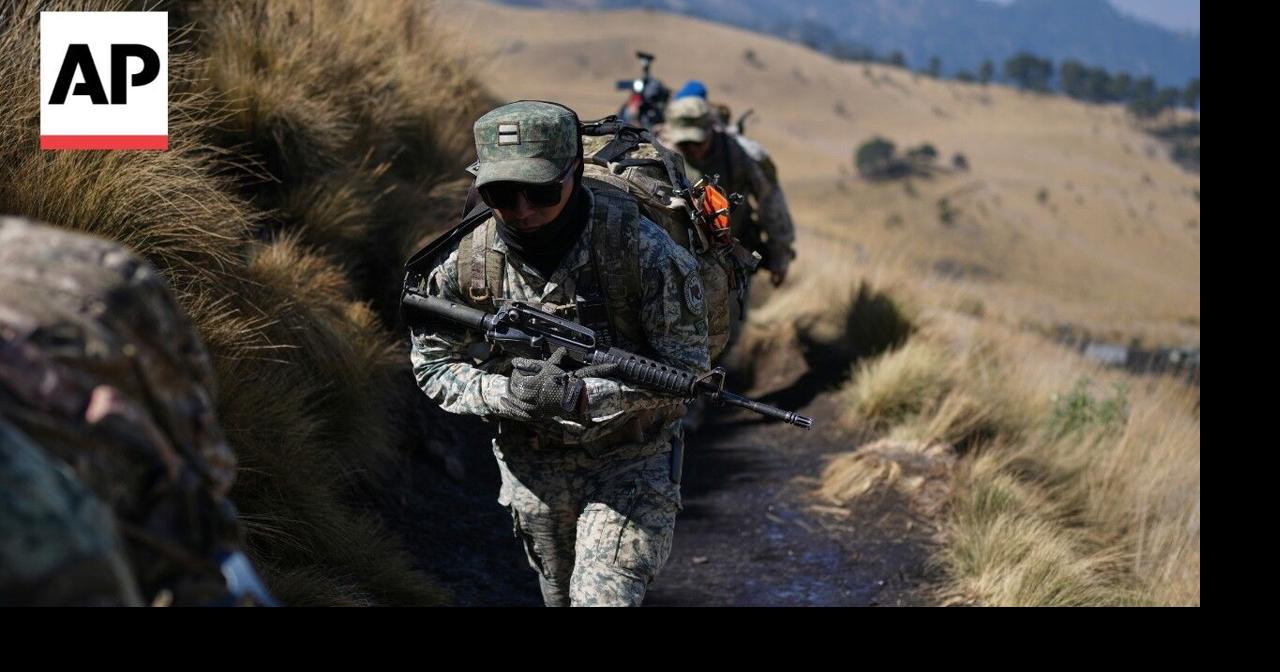 Mexican soldiers train for special forces combatting criminal organization