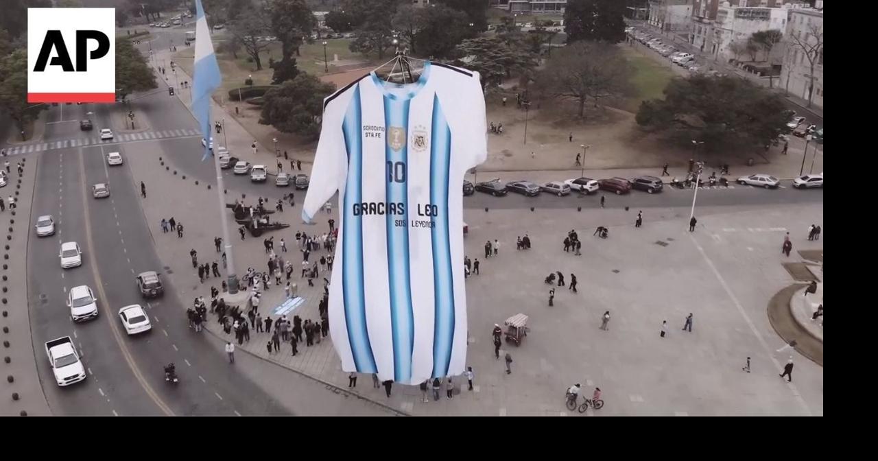 Argentina fans unfurl a giant Messi jersey ahead of World Cup final vs Spain