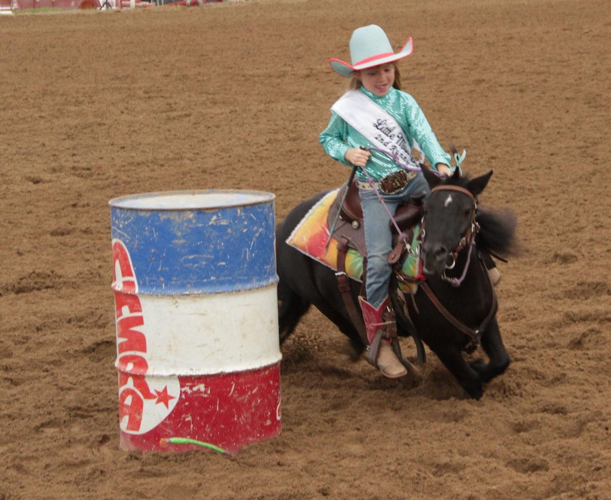 Fort Madison Pee Wee barrel racing