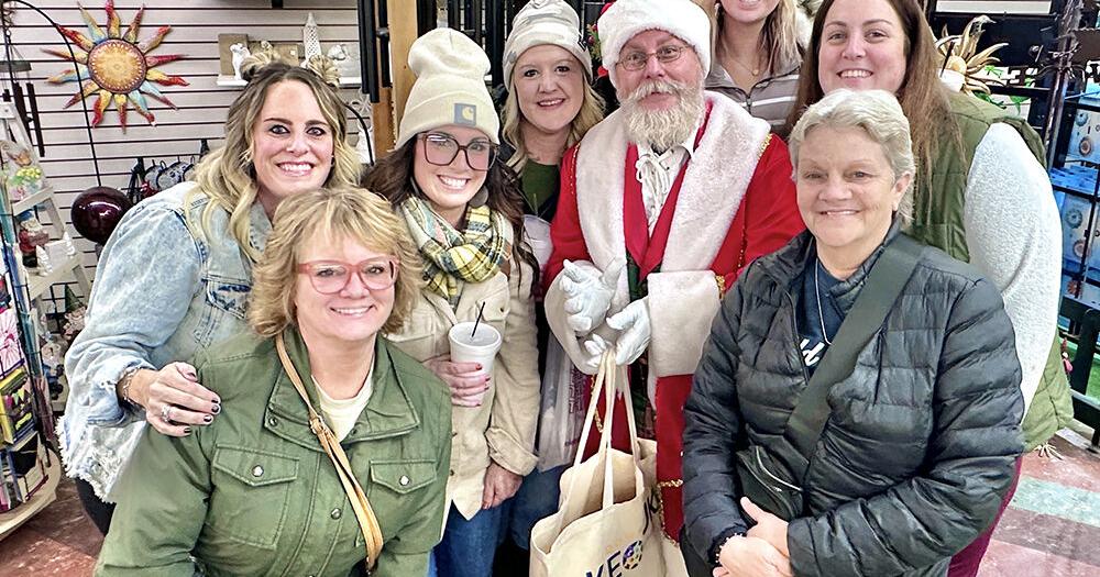 'Candlelight & Carolers:' Keokuk’s 35th Annual Puttin’ on the Glitz wraps downtown in Christmas magic