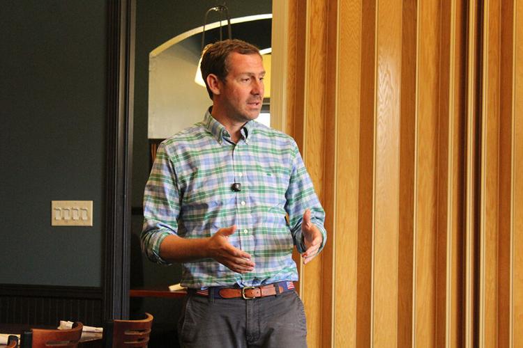 Independent candidate speaks to area residents