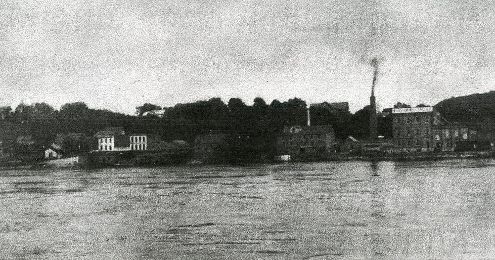 Large warehouse fire lit up the Warsaw riverfront