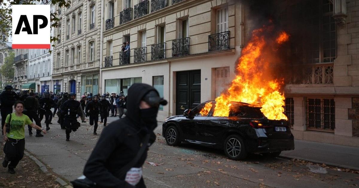 Riot Botan Riot police use tear gas to disperse student protesters in Paris ...