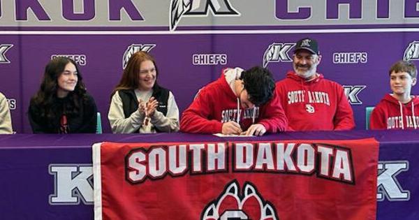 College football: Keokuk's Claus signs to play for South Dakota