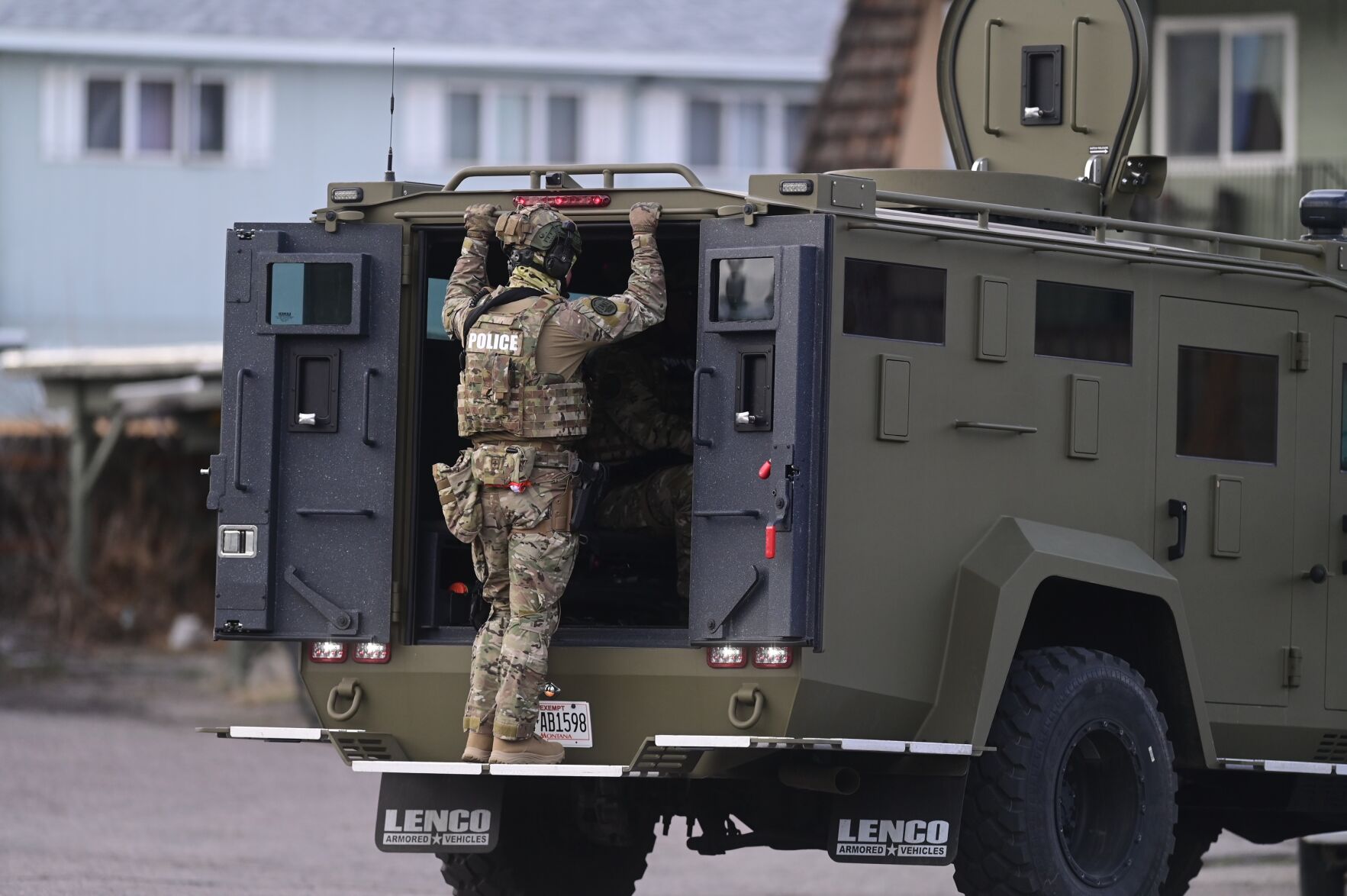 Missoula SWAT team takes suspect into custody after standoff