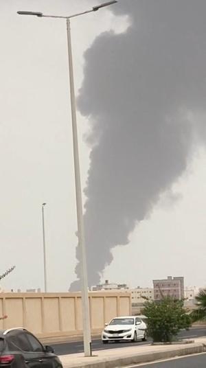 Houthis fire on Saudi oil sites; no US strike on Iran for first time in two weeks