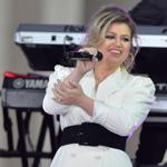 Dolly Parton is an inspiration to all women, says Kelly Clarkson