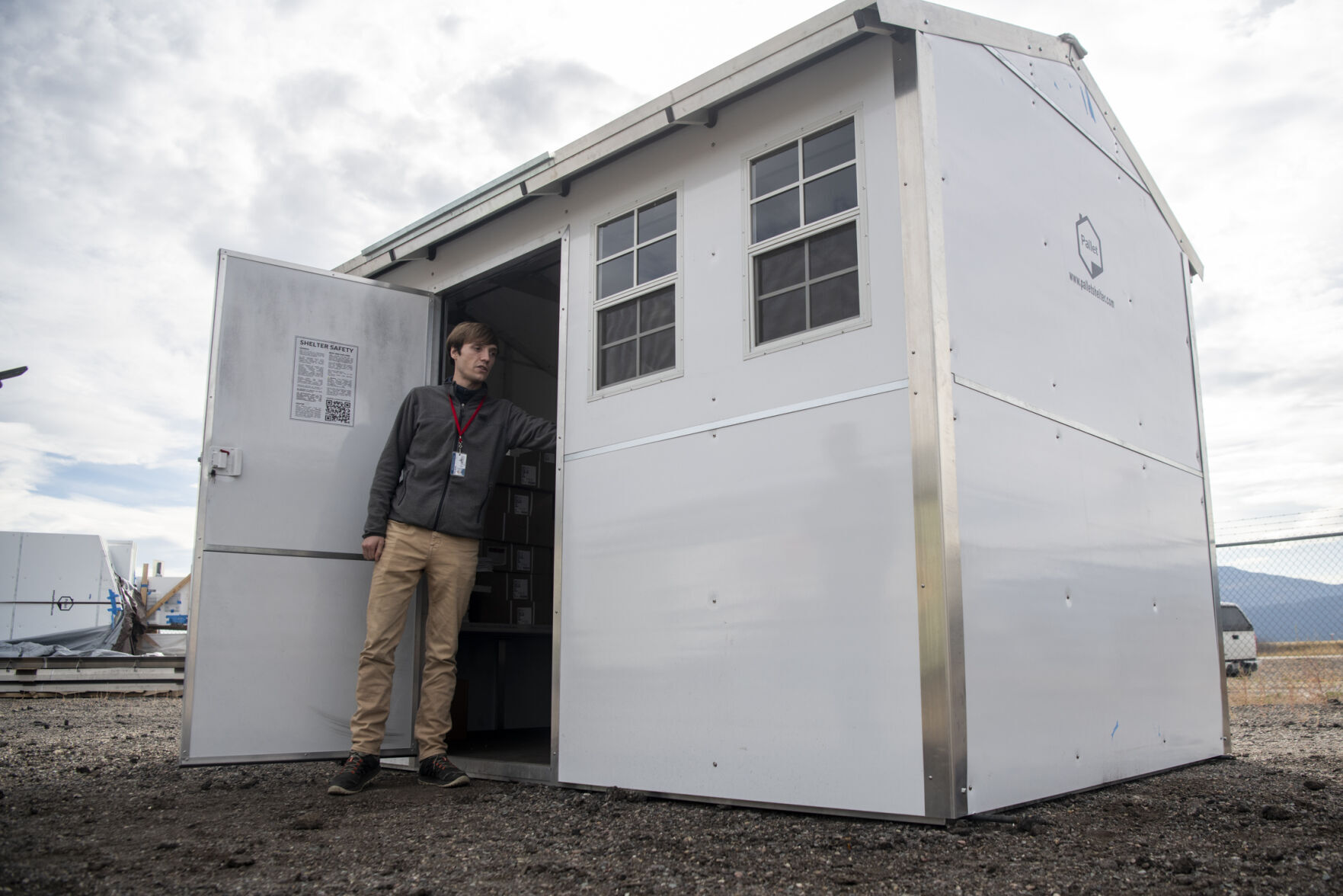 Temporary outdoor outlet shelter