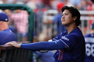 Should Dodgers worry about Shohei Ohtani's knee? Experts weigh in