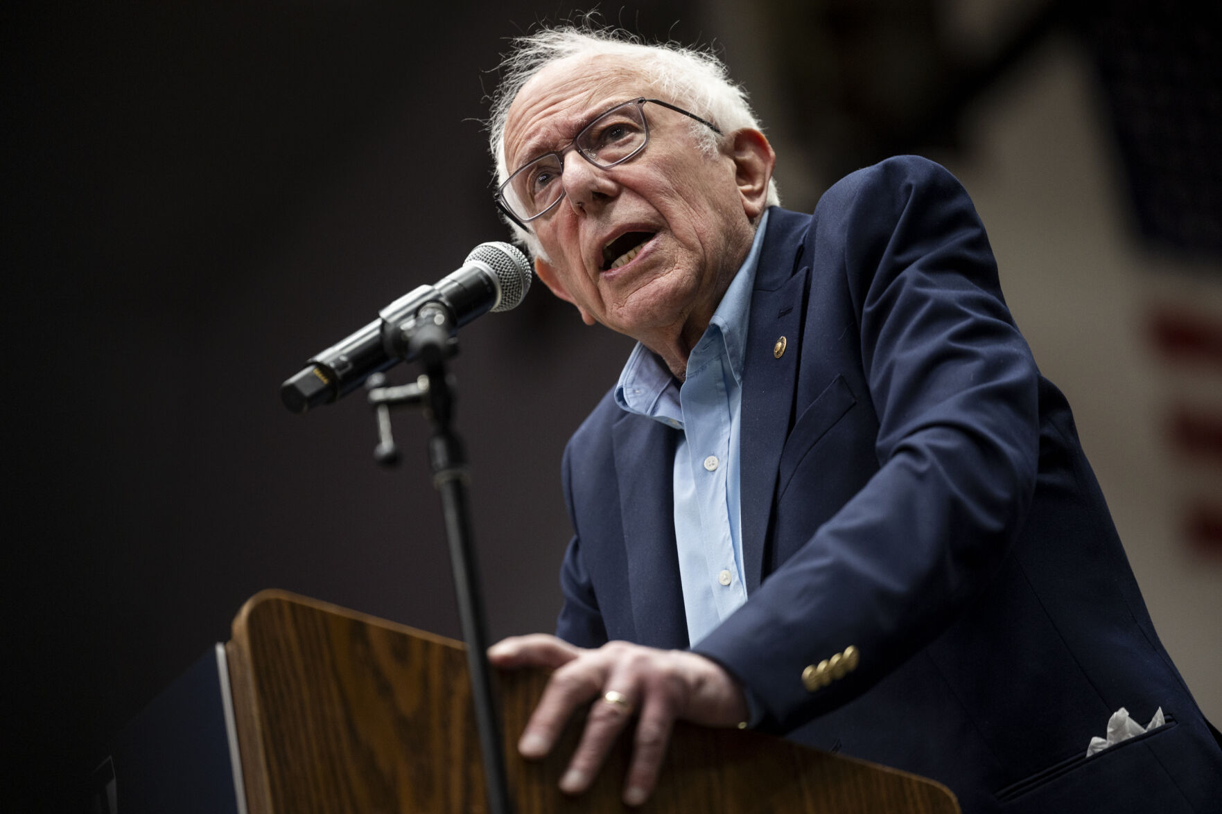 Thousands rally for Bernie Sanders, AOC