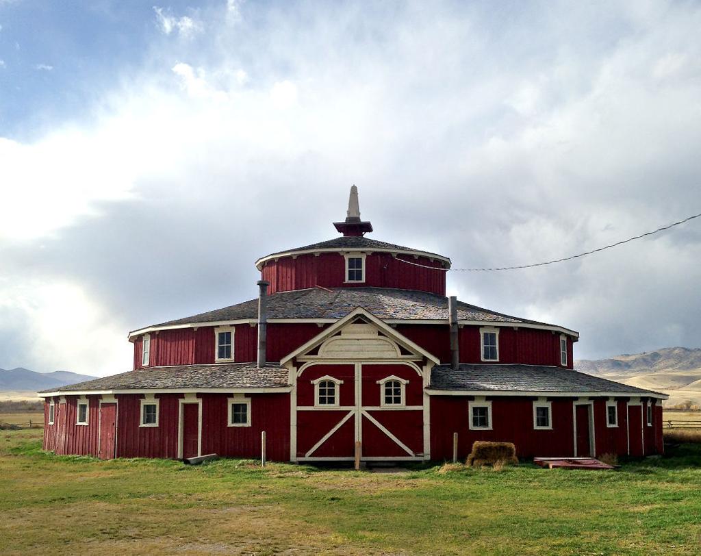 1889 Derby Winner Directed National Attention To Iconic Round Barn